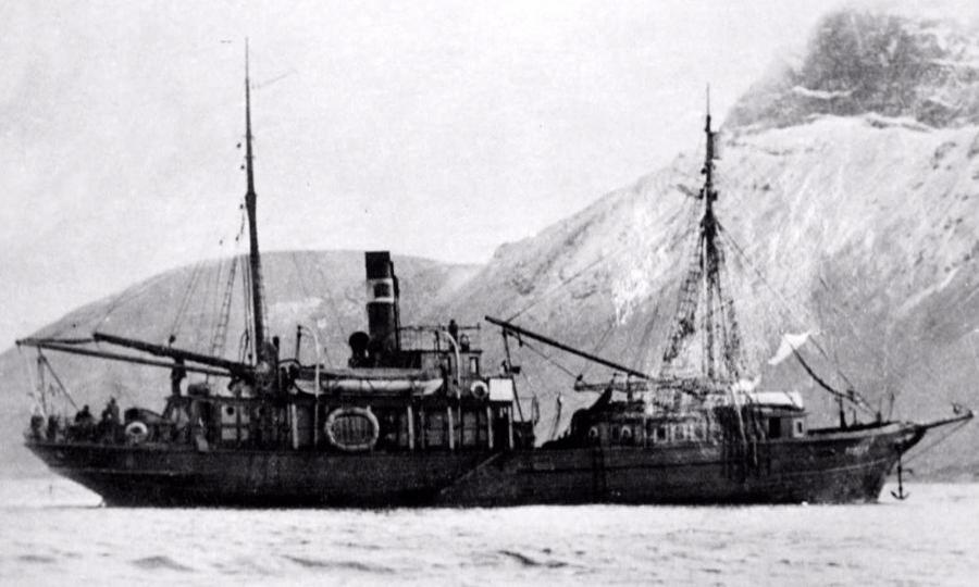 Ровно 100 лет назад на судоверфи Лайского Дока над промысловым судном «Персей» подняли государственный флаг