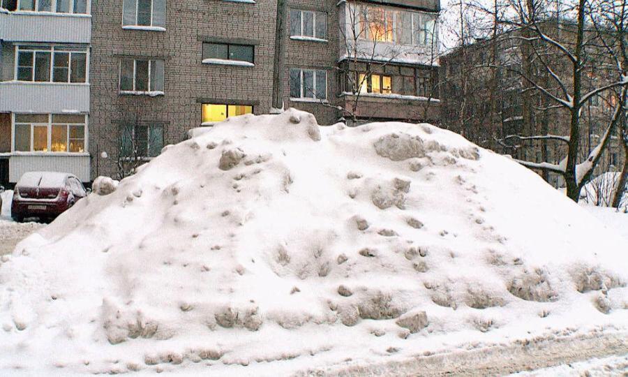 Заложниками сильного снегопада стали жильцы дома 99 на улице Воскресенской в Архангельске