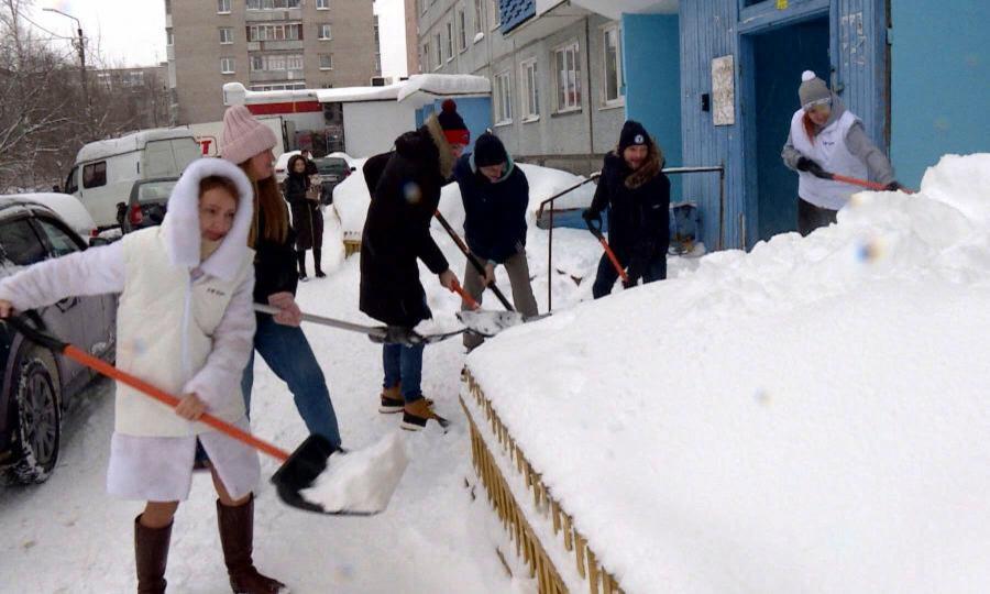Молодогвардейцы Архангельска борются со снежный коллапсом