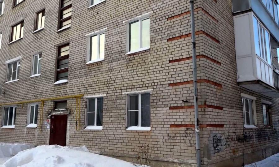 Дом № 13 по улице Невского в Котласе «трещит по швам»