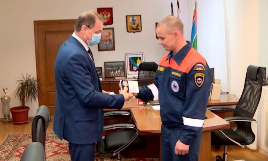 Спасателю из Коряжмы вручили медаль МЧС России