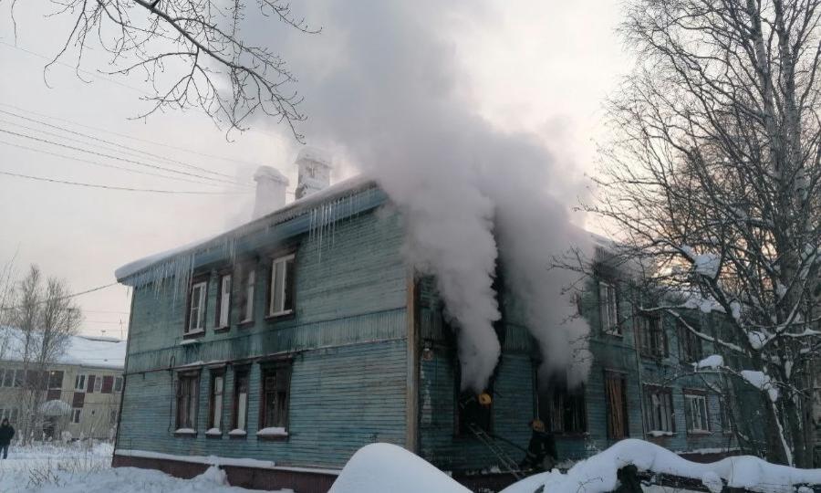 В Архангельске пожарные отстояли от огня деревянный двухэтажный жилой дом