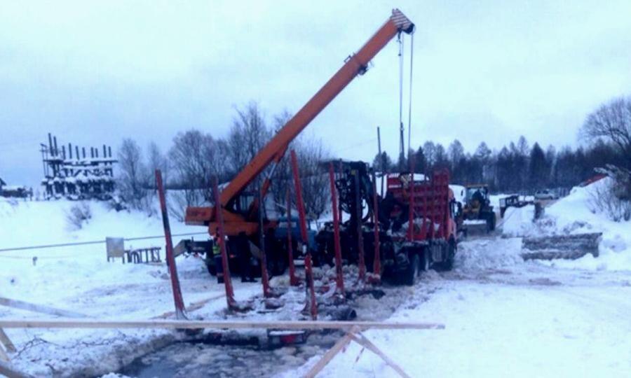 Сегодня в Плесецком районе гружёный лесовоз проломил ледовую переправу через реку Онегу