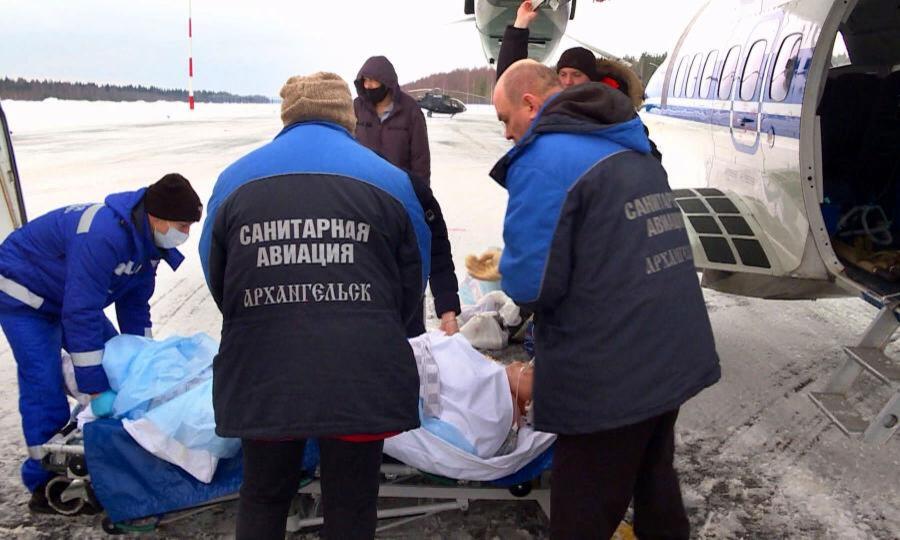 Бортом санавиации из Вельска в Архангельск доставили мужчину, который поскользнулся и попал под трактор