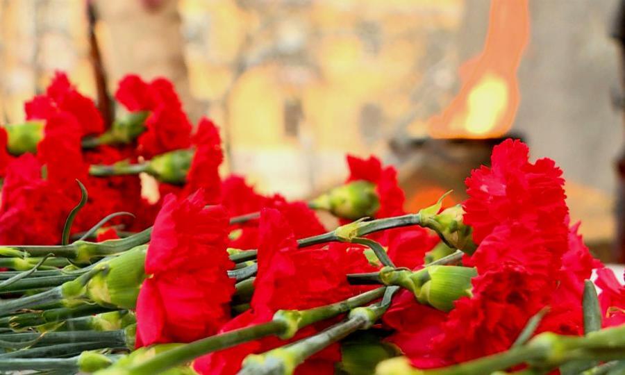 Сегодня в Архангельске к Вечному огню на площади Мира возложили цветы в честь Дня защитника Отечества