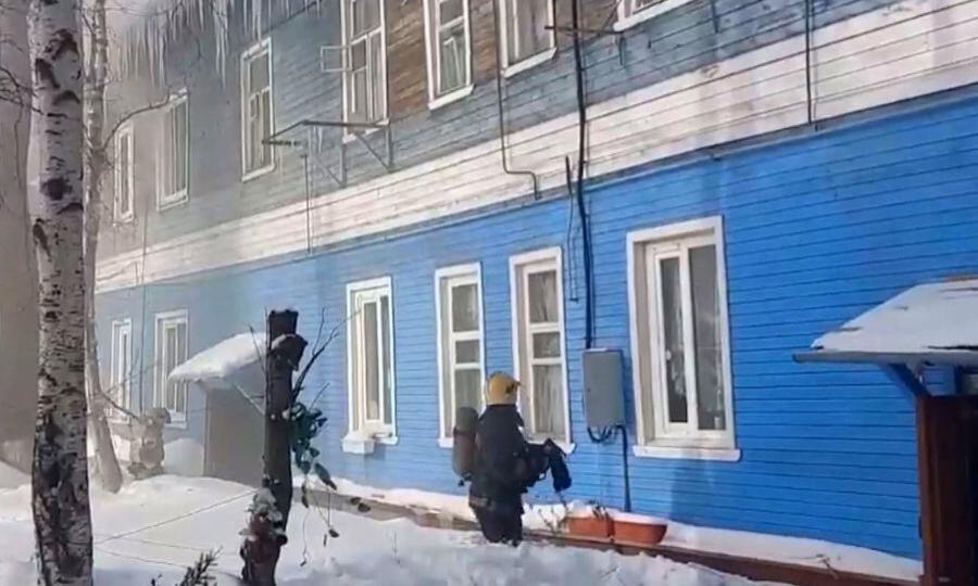 В экстренные службы Архангельска поступило сообщение о пожаре в деревянном жилом доме по улице Самойло
