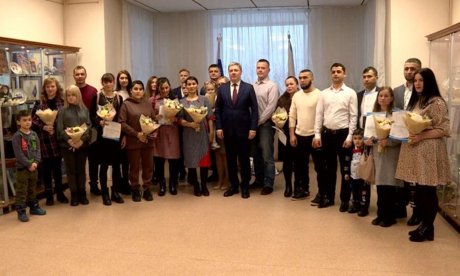 17 многодетных семей Архангельска сегодня получили сертификаты на приобретения жилья