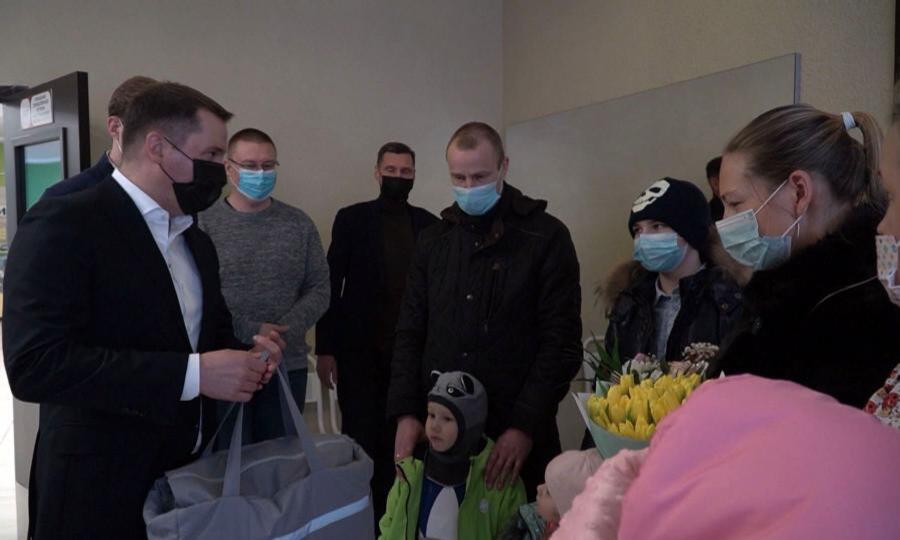Набор для новорождённого из рук губернатора получила архангелогородка Олеся Филиппова накануне 8 Марта