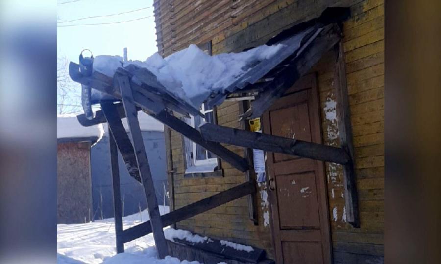 В Архангельске на улице Циолковского в «деревяшке» под тяжестью снега обвалился козырёк