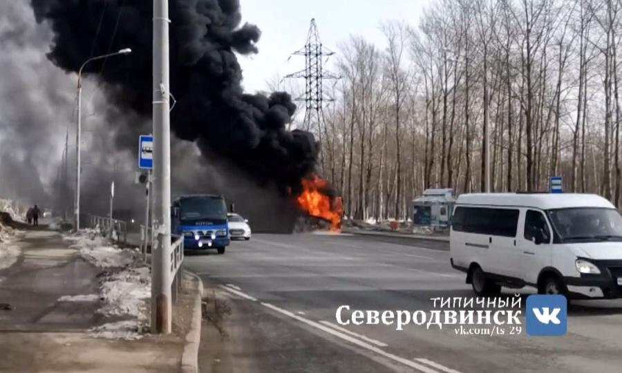 В Северодвинске сегодня на ходу загорелся пассажирский автобус