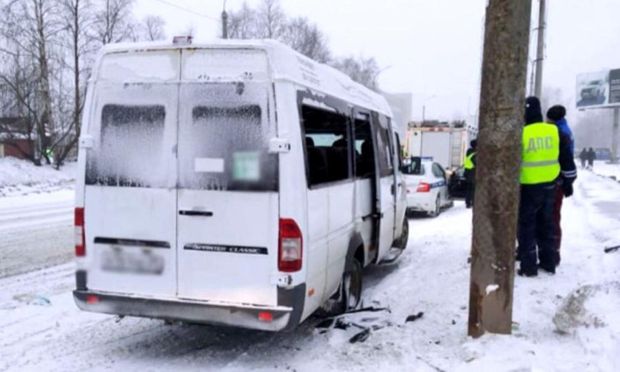 Сегодня утром в Архангельске микроавтобус маршрута № 138 врезалась в столб, пострадал пассажир