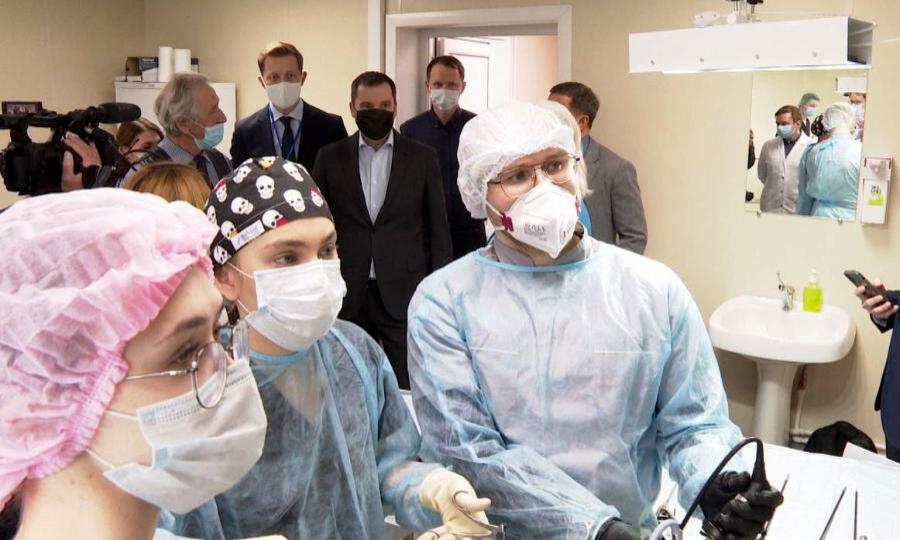 Александр Цыбульский посетил новую студенческую операционную в СГМУ
