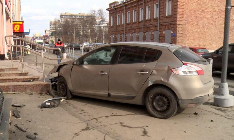 Сегодня в центре Архангельска столкнулись две иномарки
