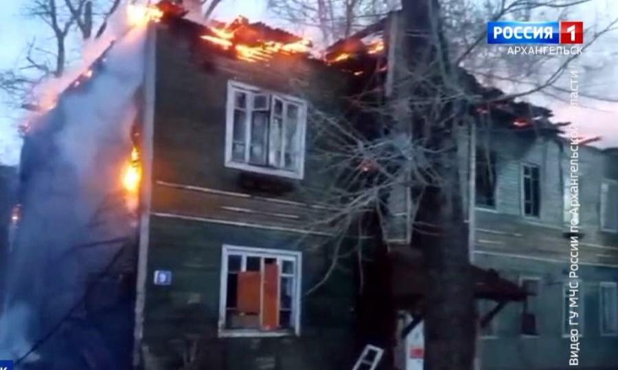 В Архангельске - сразу три пожара в расселённых деревянных домах