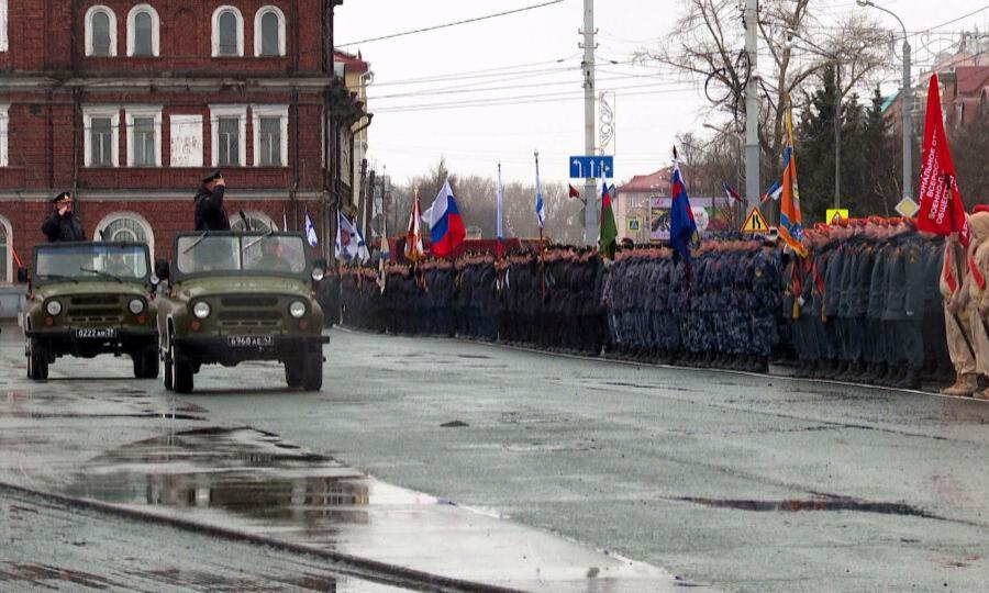 Проливной дождь не помешал сегодня провести генеральную репетицию парада Победы в Архангельске