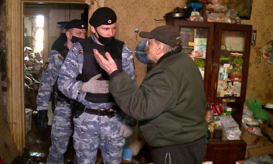 Пенсионера с девятью кошками сегодня принудительно выселили из деревянного дома в центре Архангельска