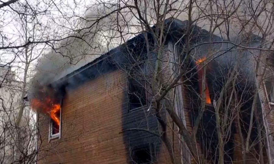 Сегодня в Архангельске уже в третий раз за год горел нежилой дом по улице Розы Люксембург
