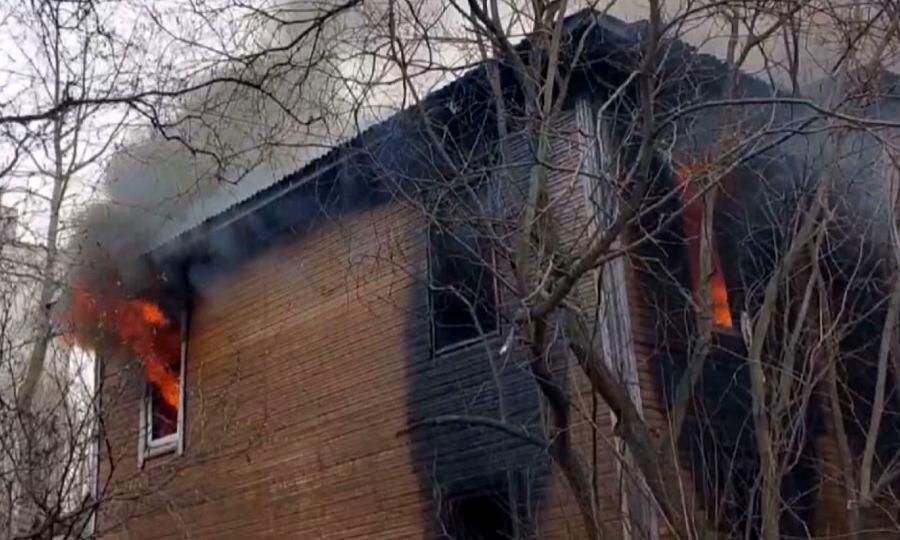 Подозреваемые в поджогах расселённой деревяшки по улице Розы Люксембург в Архангельске задержаны