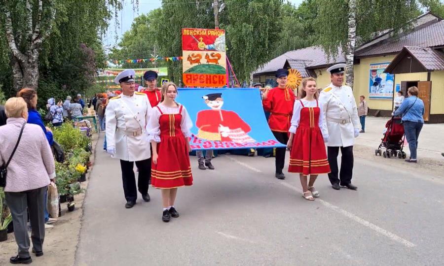 Ивановская ярмарка. Фольклорный фестиваль. Ивановская ярмарка Яренск. Местные жители. Народная ярмарка.