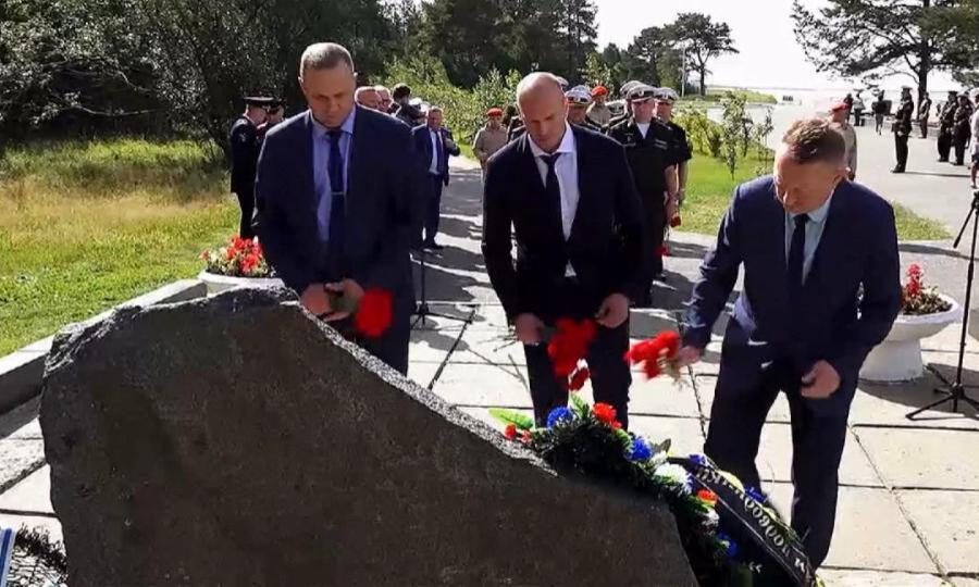 Курск нападение сегодня. Курск памятник подводникам АПРК Курск. Курск подводная лодка Северодвинск памятник. Памятник подводной лодке к-19.