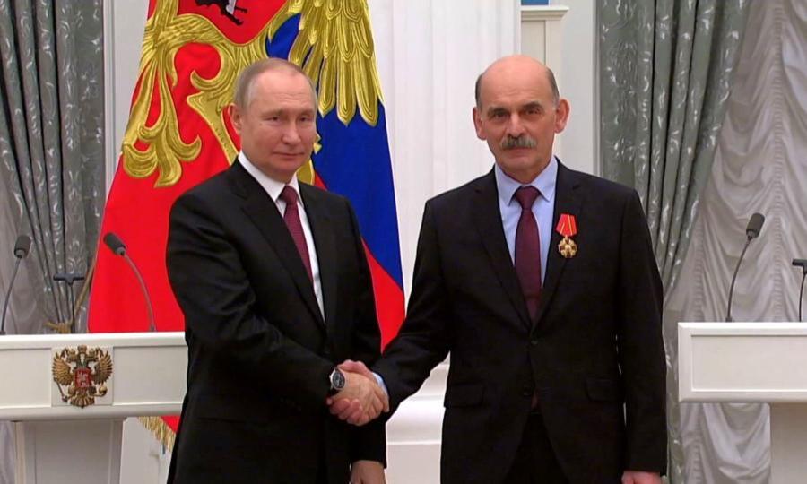 Высокую государственную награду вручили в Кремле трубопроводчику Севмаша Сергею Федосееву