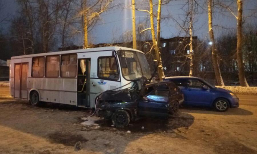 Шесть человек пострадали и один погиб в столкновении пассажирского автобуса и легковушки в Северодвинске