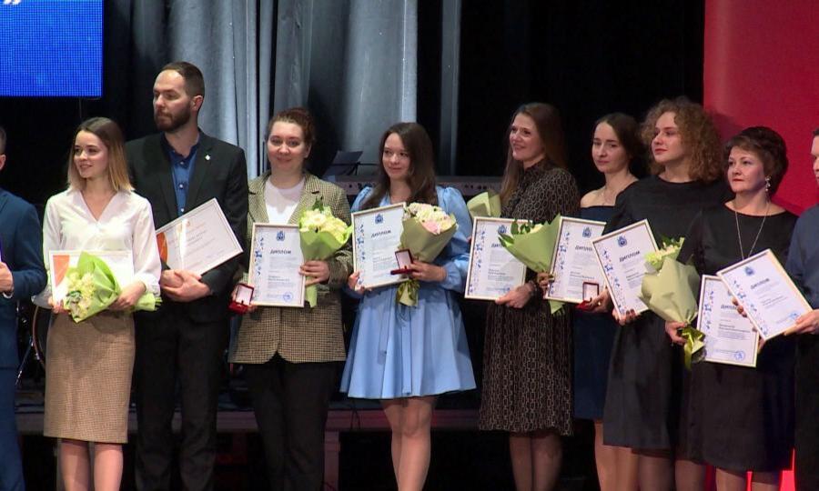 В Архангельске вручили благодарности и грамоты тем, кто активно принимает участие в жизни молодежи